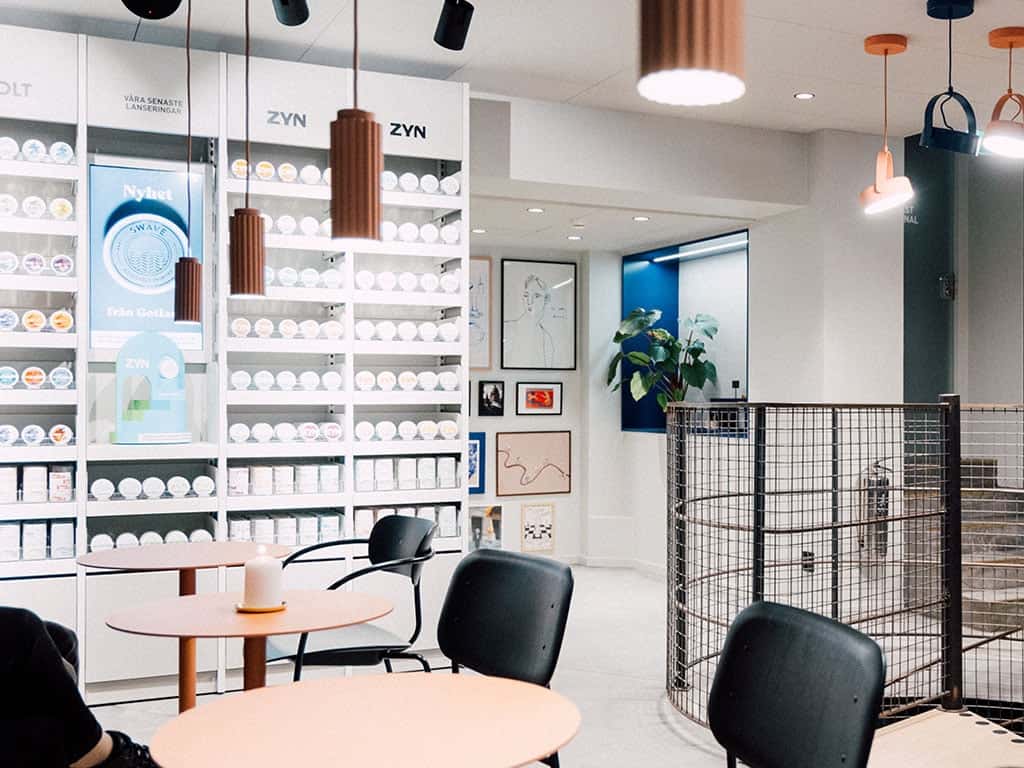 https://www.swedishmatch.se/49e045/contentassets/c3fede47f355445384857b31cfc8d272/1024x768-_0000_swedish_match_butik_goteborg_2023_paoduell_15.jpg